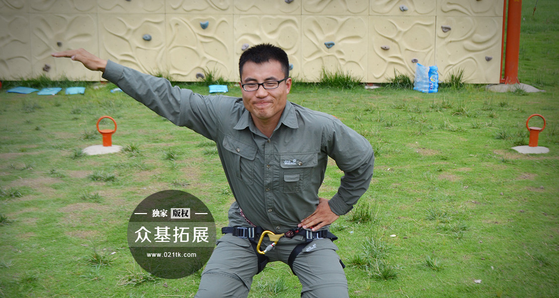 在做破冰游戏的时候欢乐多多，无论怎么萌、怎么逗都是学员们的热衷的游戏。看看这么学员，按照老师的要求认真做着动作，这是自己都快兜不住，要笑出来了呢。