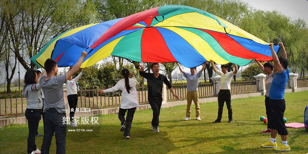 众人拉开彩虹伞的一瞬间的心情是不是也变得很明媚，彩虹伞的玩法也是多种多样的，无论是彩虹击球还是彩虹盖房子，都是能够让大家一起玩到嗨的项目。